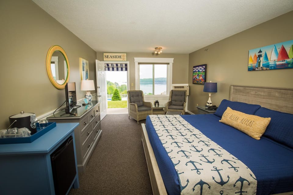 Photo of the whole room, Swimming pool