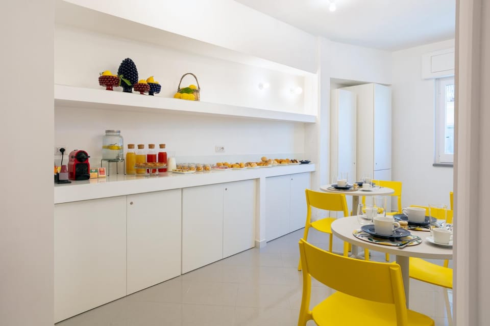 Kitchen or kitchenette, Food and drinks, Dining area