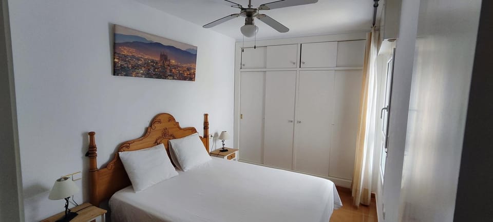 Photo of the whole room, Bedroom, wardrobe