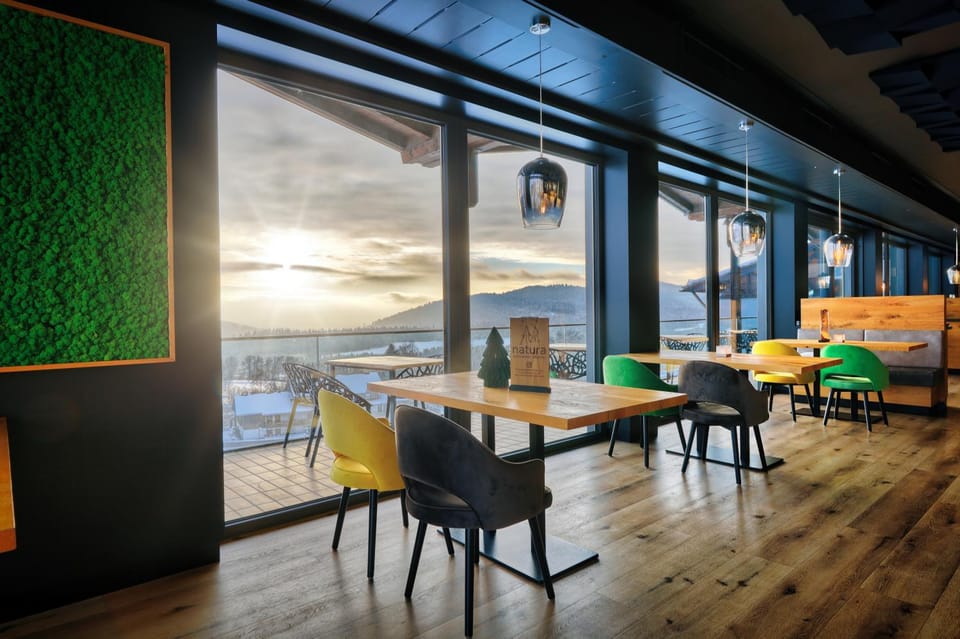 Natural landscape, Balcony/Terrace, Living room, Seating area, Dining area
