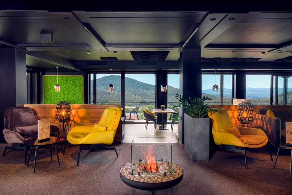 Restaurant/places to eat, Lounge or bar
