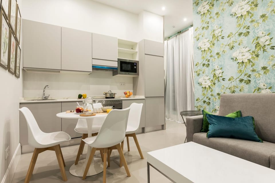 Coffee/tea facilities, Kitchen or kitchenette, Seating area, Dining area