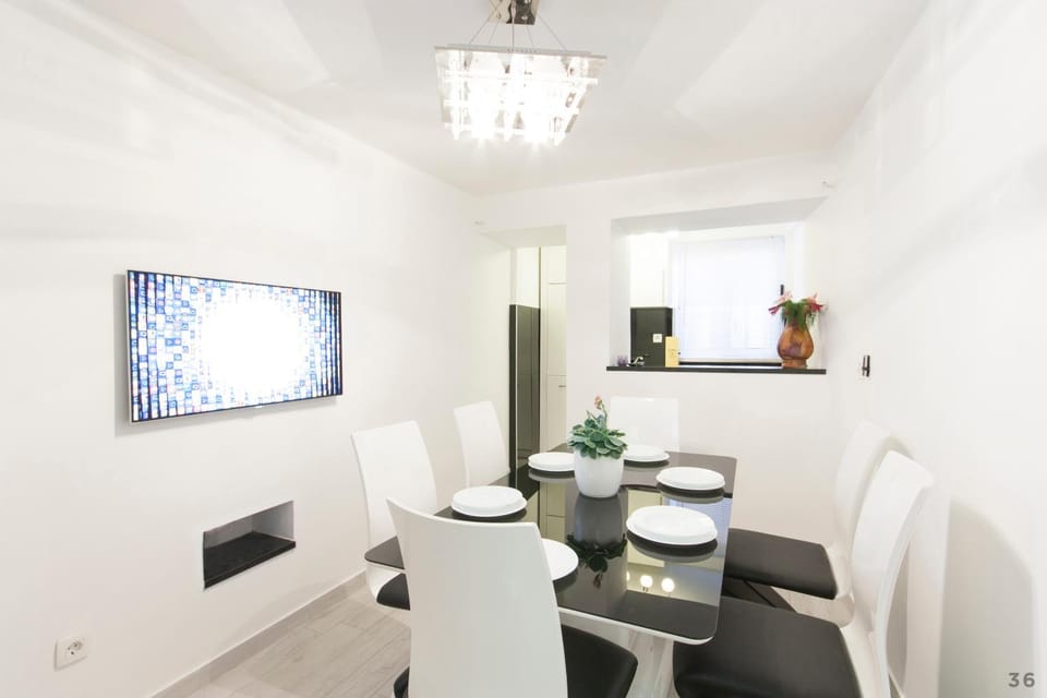 TV and multimedia, Coffee/tea facilities, Kitchen or kitchenette, Seating area, Dining area