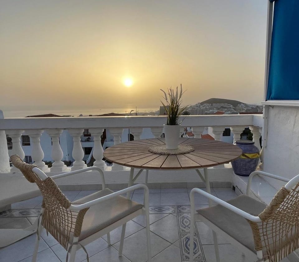 SEAVIEW PORT ROYAL, Los Cristianos, Heated Pool, WiFi Apartment in Los Cristianos