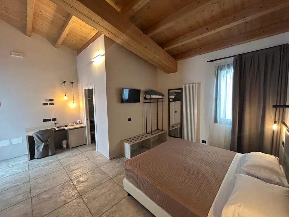 Bed, TV and multimedia, Photo of the whole room