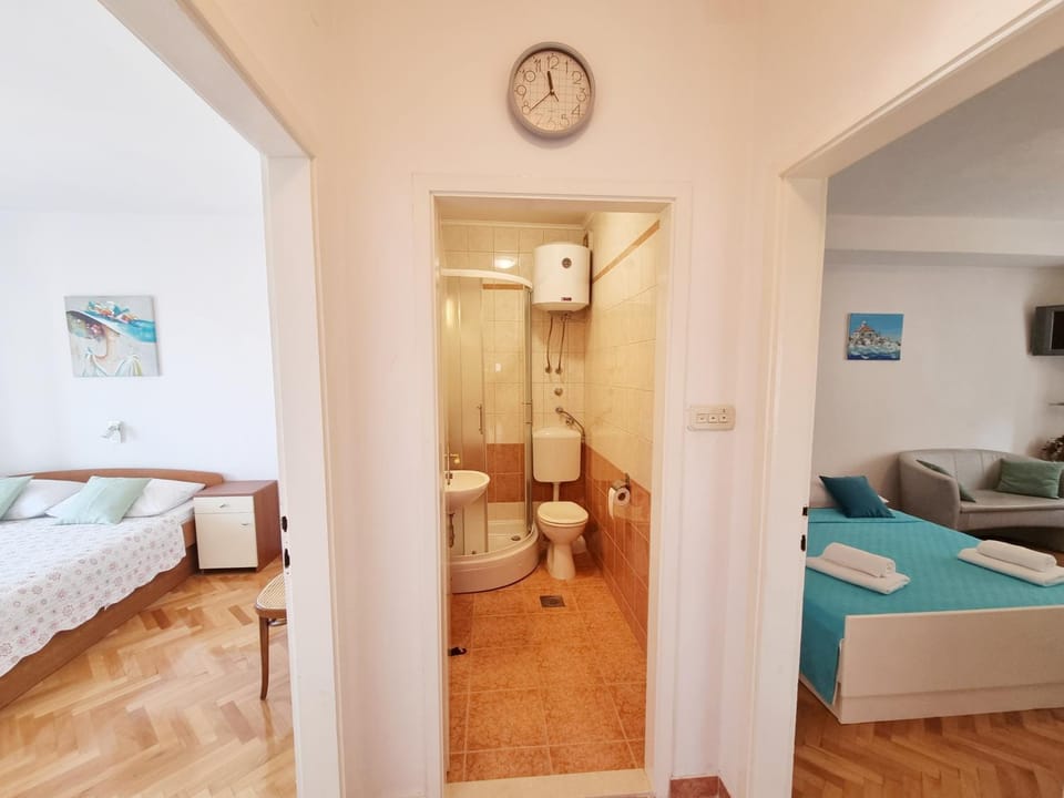 Bathroom, Photo of the whole room, Bedroom