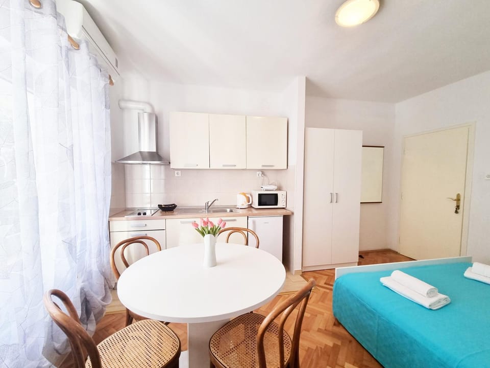 Kitchen or kitchenette, Dining area
