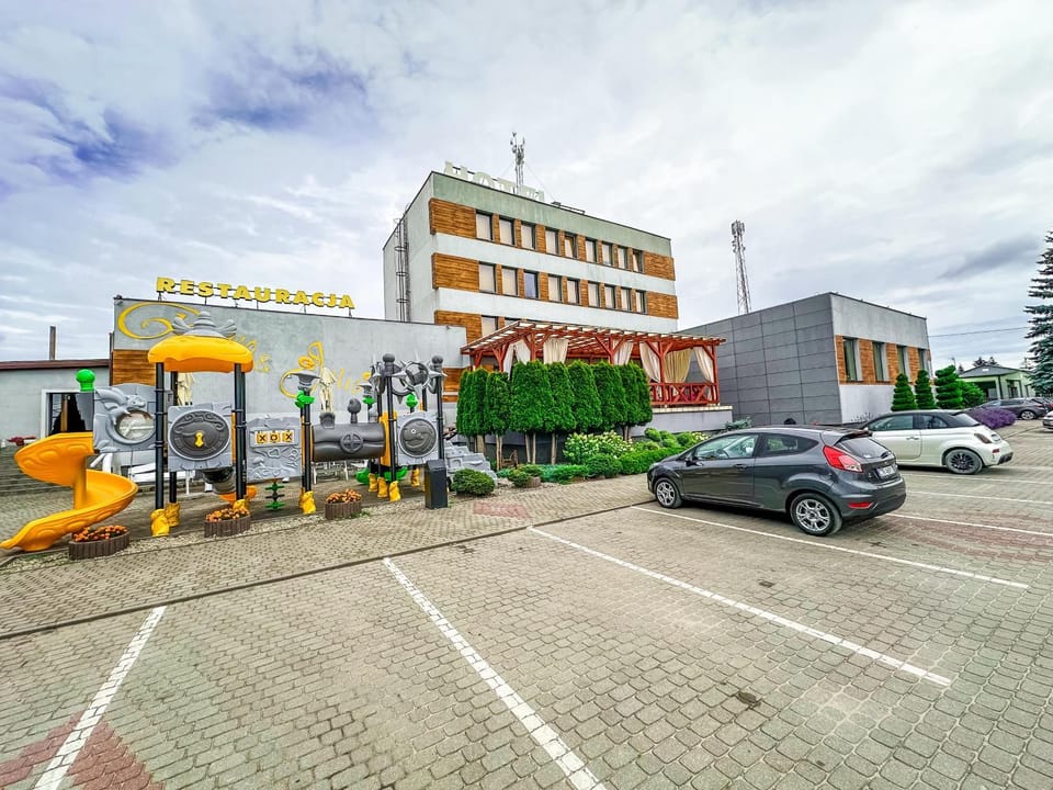 Property building, Day, Evening entertainment, Location, Parking