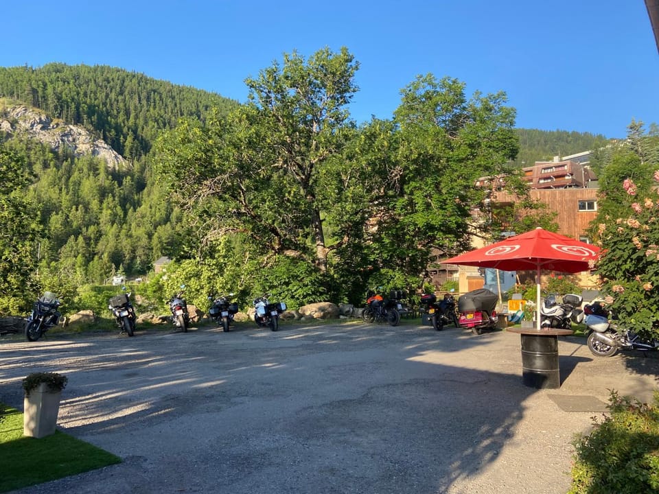 group of guests, Parking
