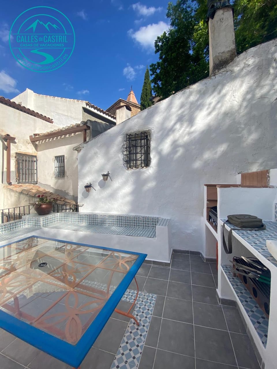 Property building, Balcony/Terrace, Entertainment
