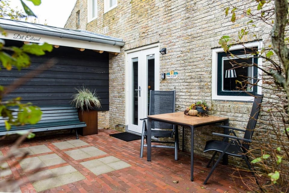 Property building, Patio, Day