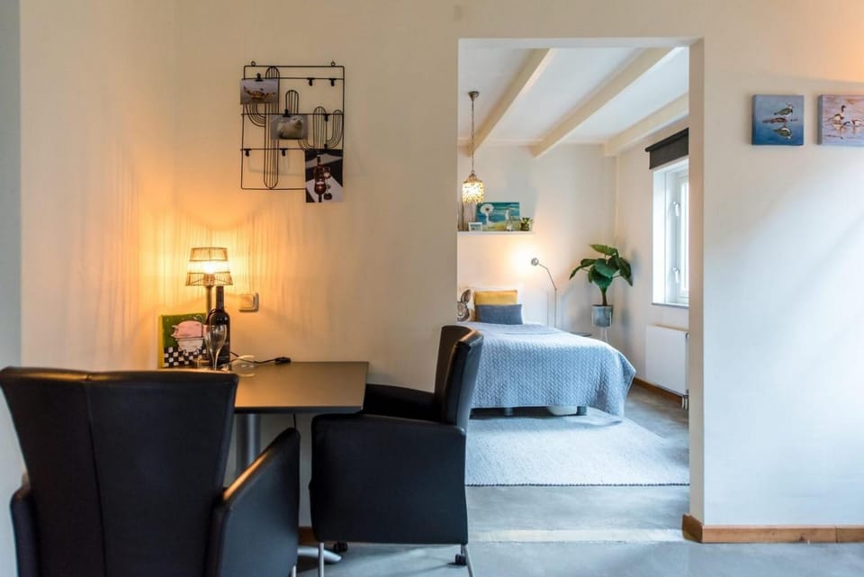 Bed, Seating area, Dining area