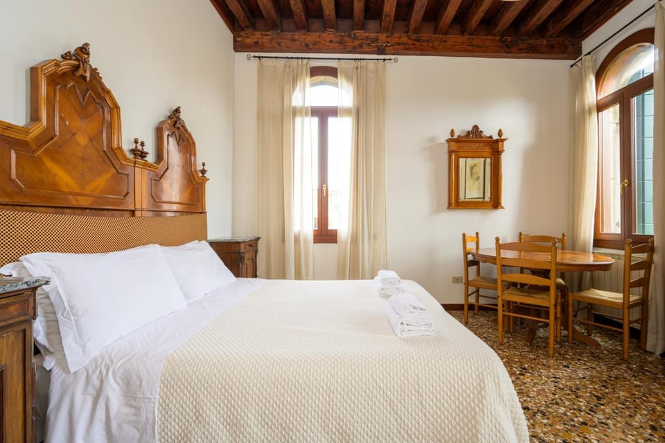 Bed, Photo of the whole room, Dining area, Bedroom