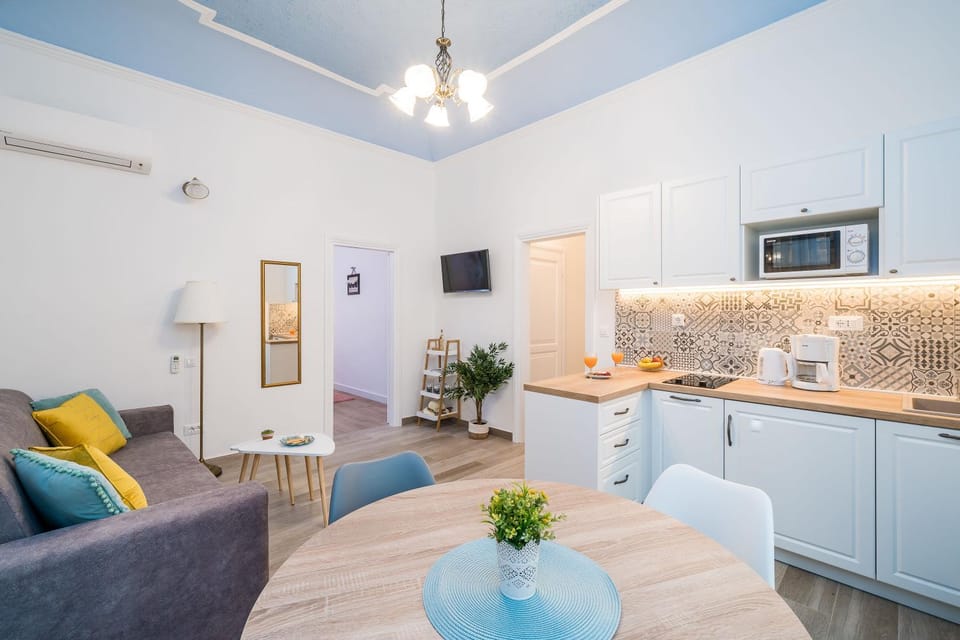TV and multimedia, Kitchen or kitchenette, Living room, Dining area