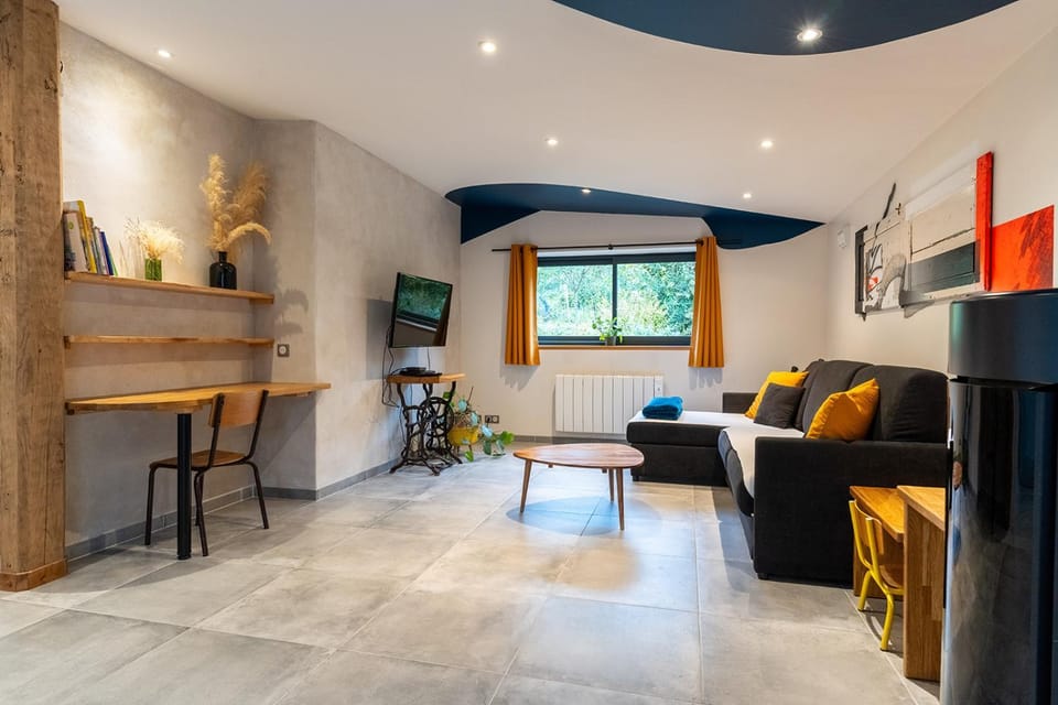 TV and multimedia, Living room, Seating area, fireplace