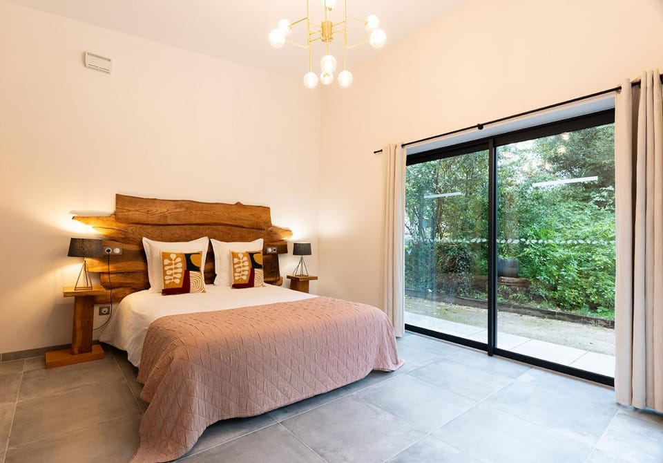 Bed, View (from property/room), Photo of the whole room, Bedroom, Garden view