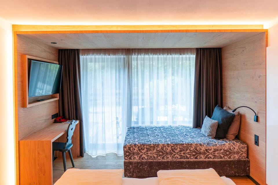 Bed, Decorative detail, Seating area, hair dresser