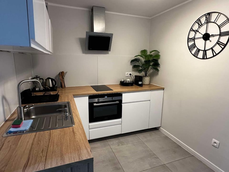 Coffee/tea facilities, Kitchen or kitchenette, oven, stove