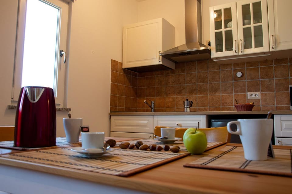 Coffee/tea facilities, Kitchen or kitchenette, Dining area, minibar