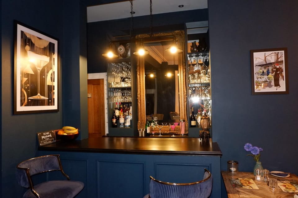 Lounge or bar, Food and drinks