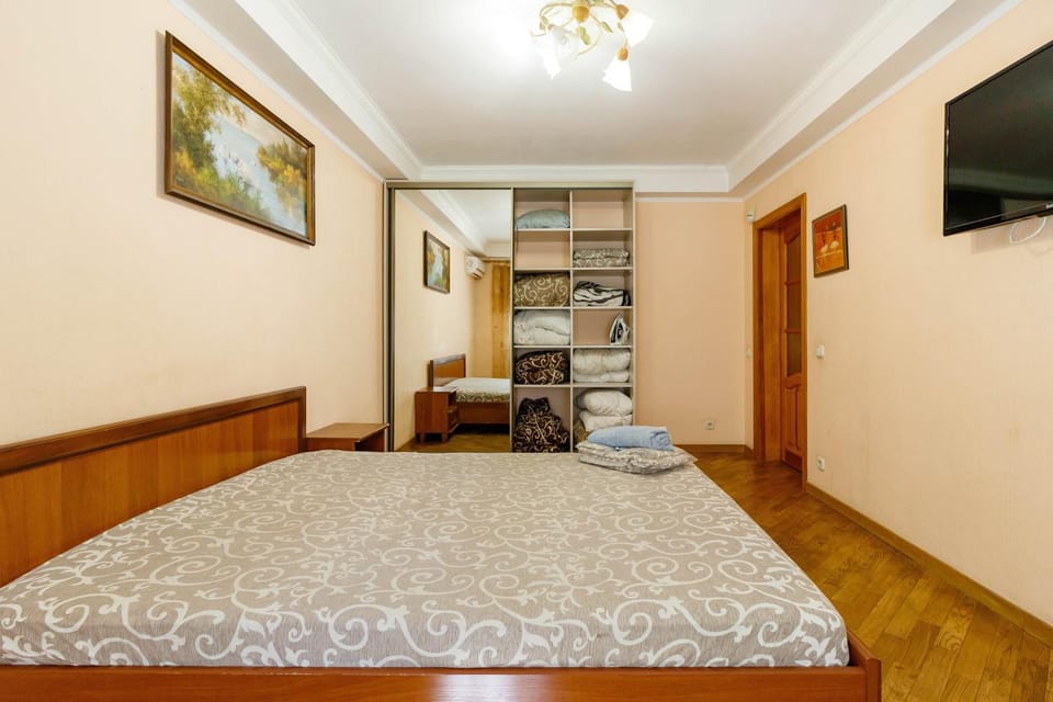 Bed, TV and multimedia, furniture, furniture, towels, towels, wardrobe