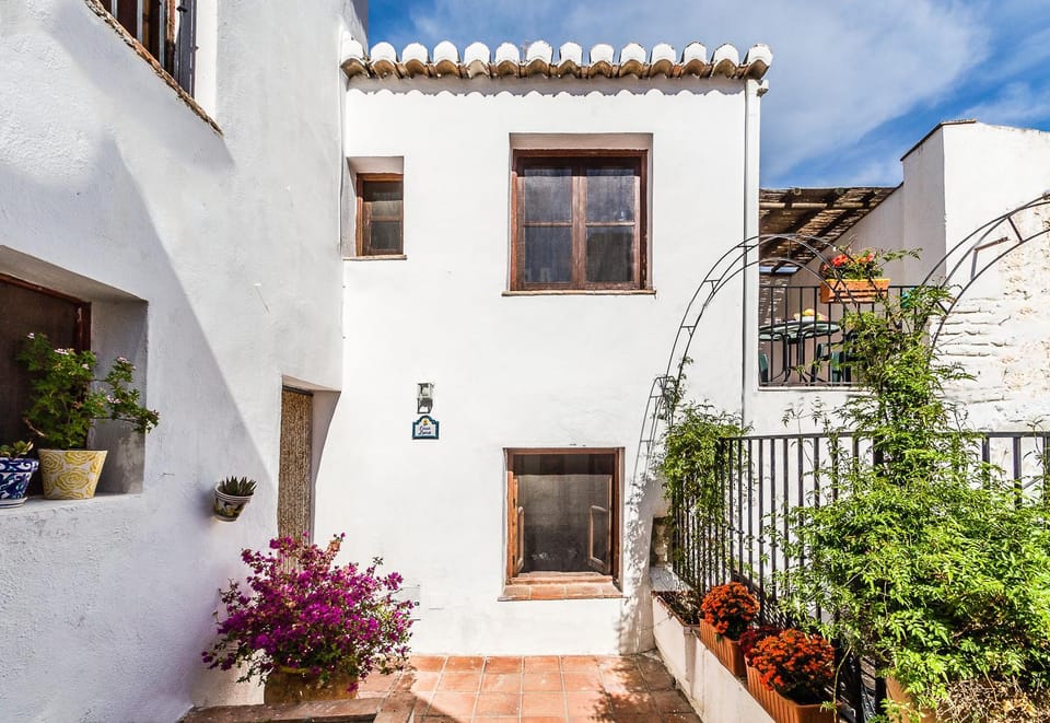Property building, Facade/entrance, Balcony/Terrace