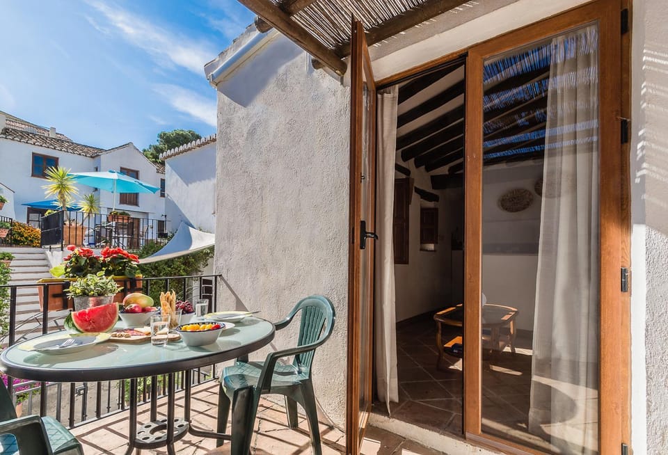 Balcony/Terrace, Living room, Quiet street view, Inner courtyard view