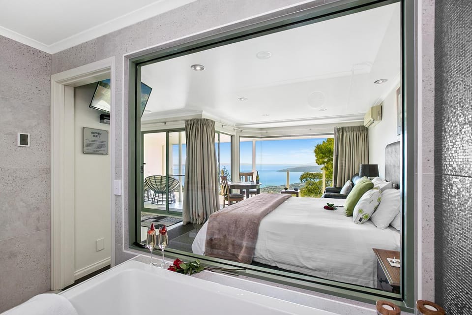 Photo of the whole room, Sea view