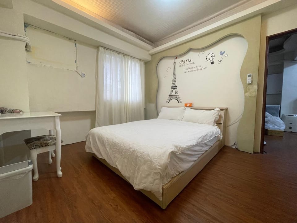 Photo of the whole room, Bedroom
