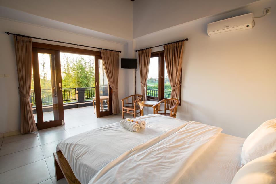 Photo of the whole room, Bedroom, cot