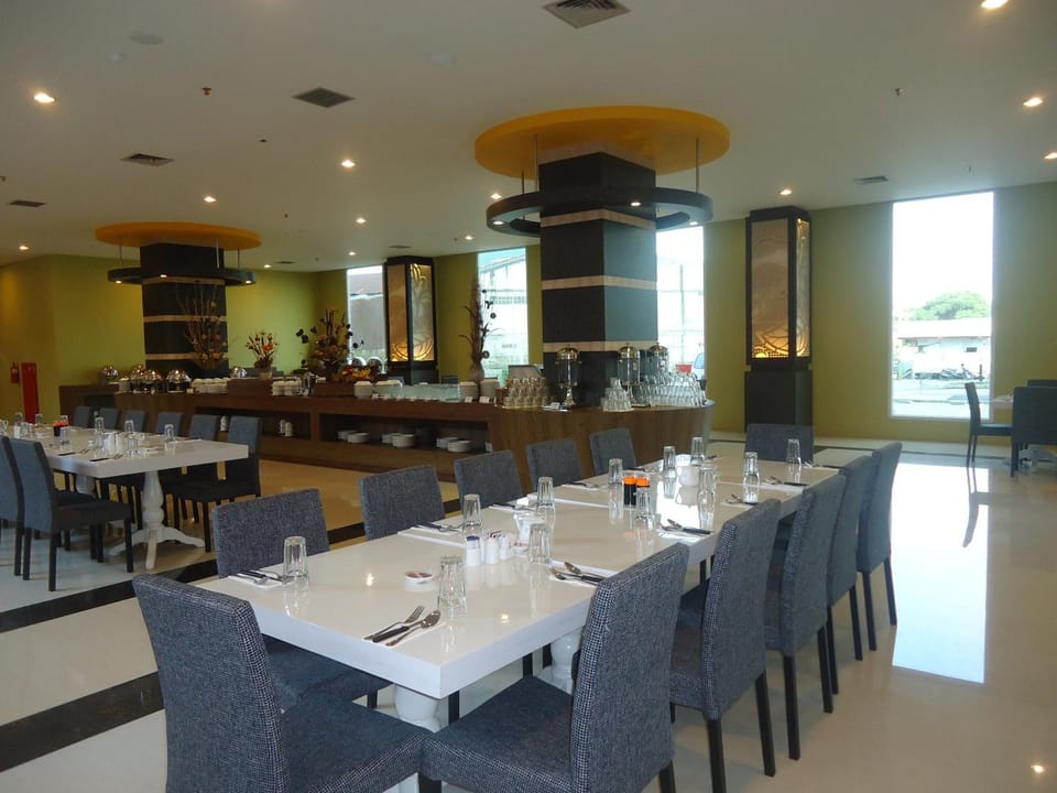 Restaurant/places to eat, Buffet breakfast