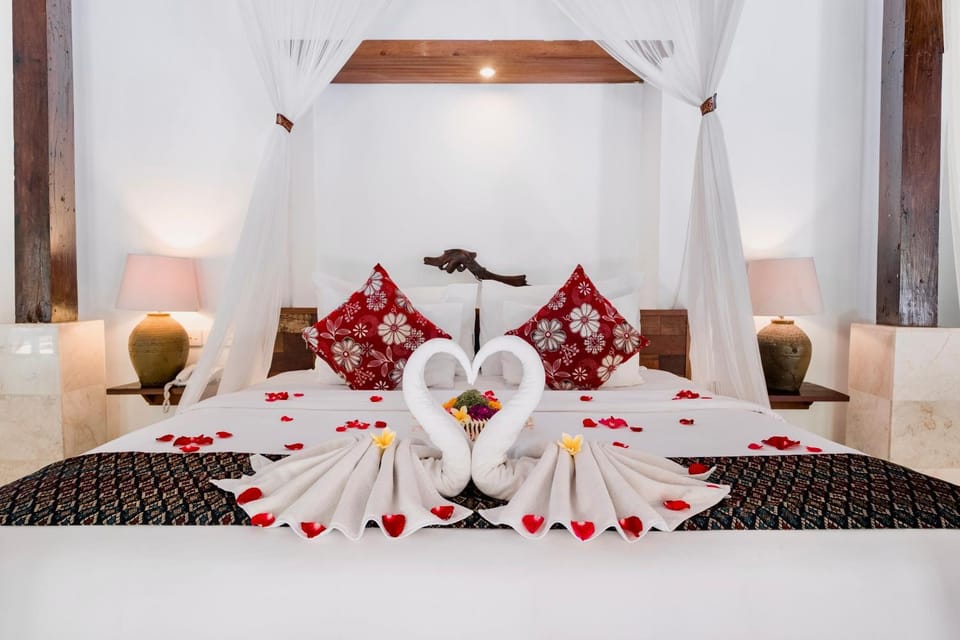 Bed, Photo of the whole room, Decorative detail, Bedroom, towels