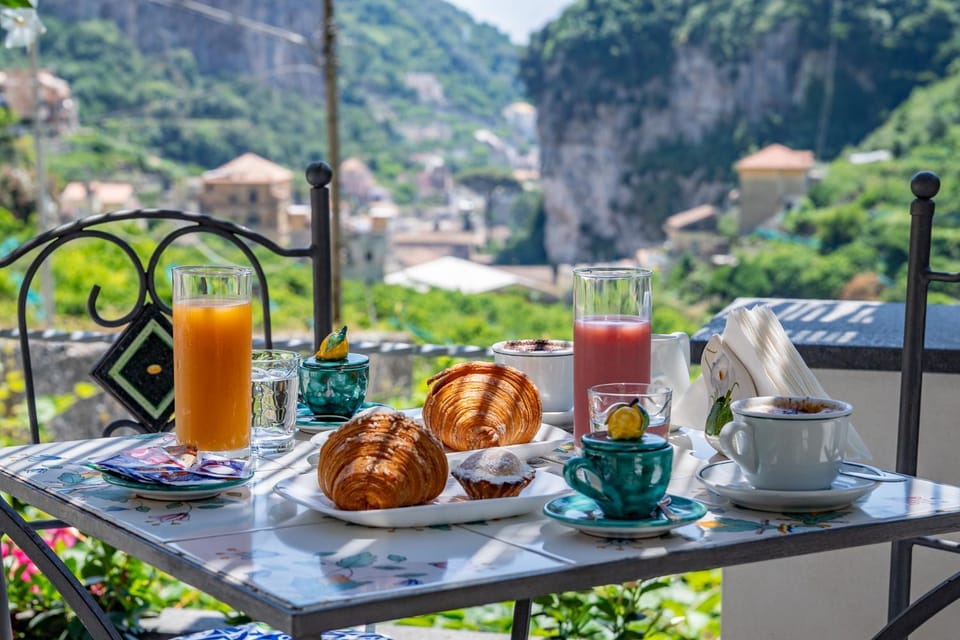 Natural landscape, Food and drinks, Dining area, Food, Mountain view, Breakfast