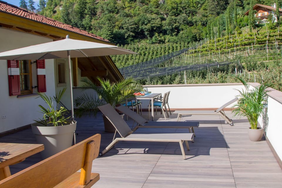 Property building, Spring, View (from property/room), Balcony/Terrace, Living room, Seating area, Dining area, Garden view, sunbed