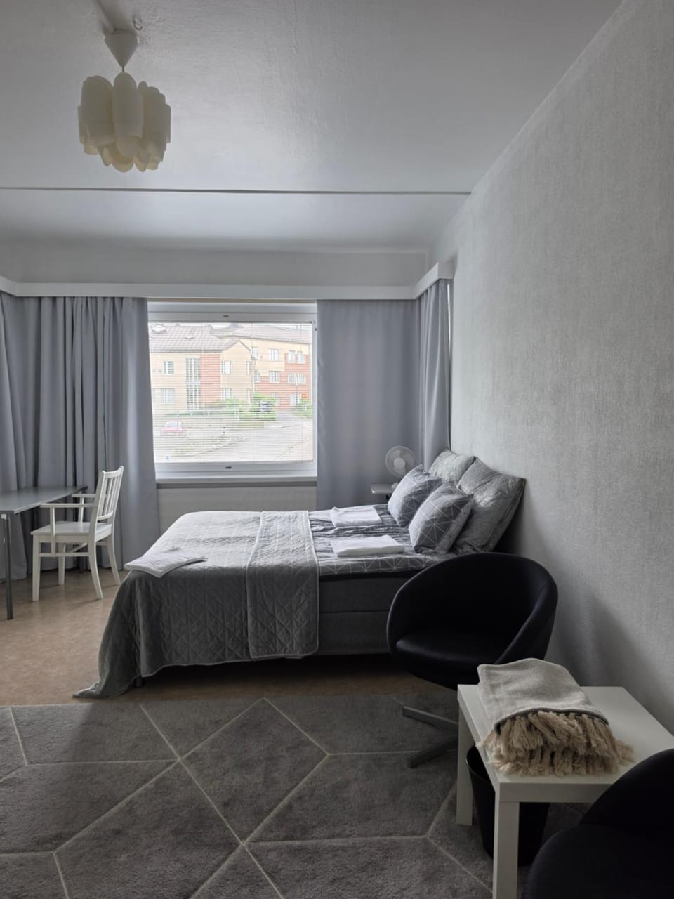 Bed, Photo of the whole room, Seating area