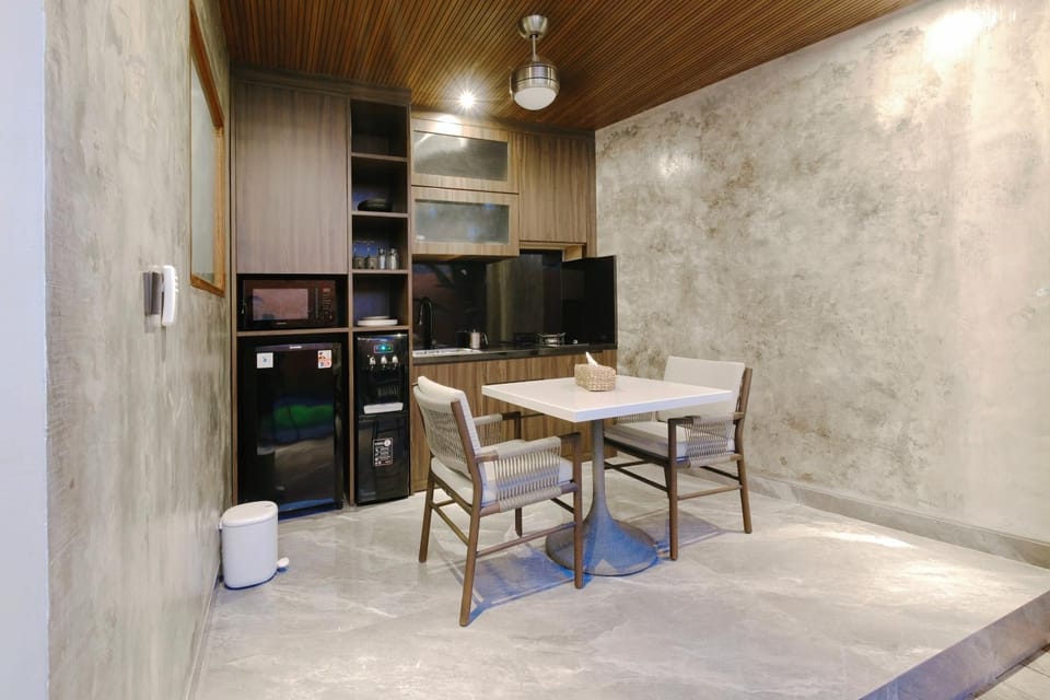 Kitchen or kitchenette, Dining area, oven, stove