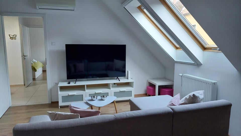 TV and multimedia, Living room, Photo of the whole room, Seating area