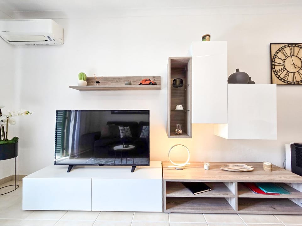 Communal lounge/ TV room, Living room