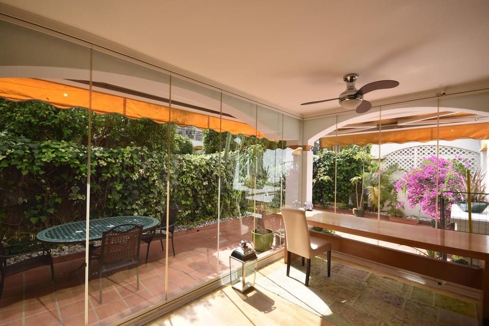 Patio, Day, Seating area, Dining area