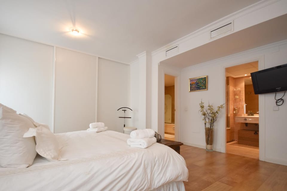 Communal lounge/ TV room, Bed, TV and multimedia, Photo of the whole room, Bedroom, towels