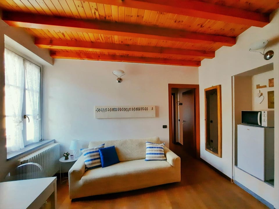 Bed, Living room, Inner courtyard view