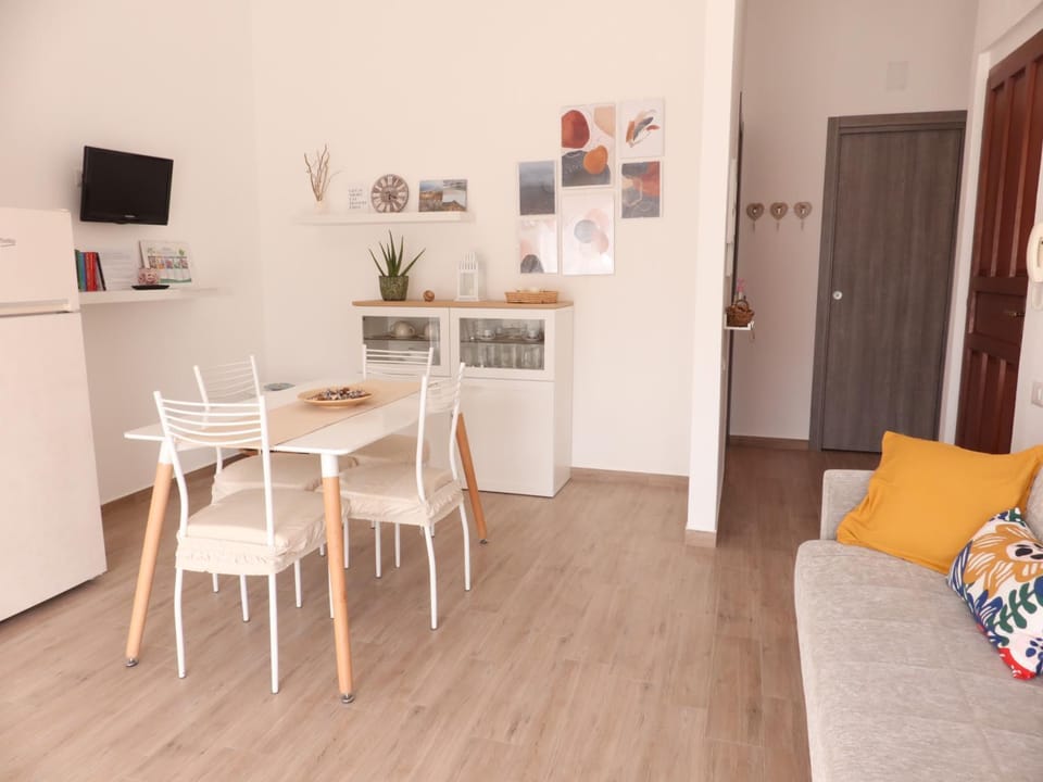TV and multimedia, Seating area, Dining area