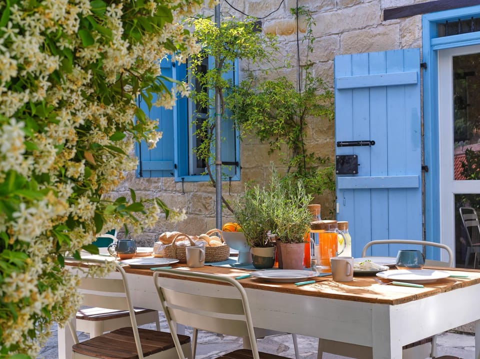 Patio, Day, Food and drinks
