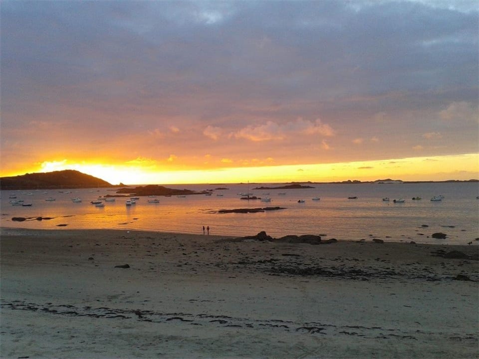 Appartement avec 2 chambres, balcon et superbe vue mer à quelques pas de la plage de Tresmeur - FR-1-368-148 Apartment in Brittany