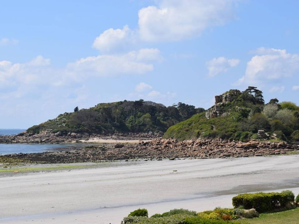 Appartement avec 2 chambres, balcon et superbe vue mer à quelques pas de la plage de Tresmeur - FR-1-368-148 Apartment in Brittany