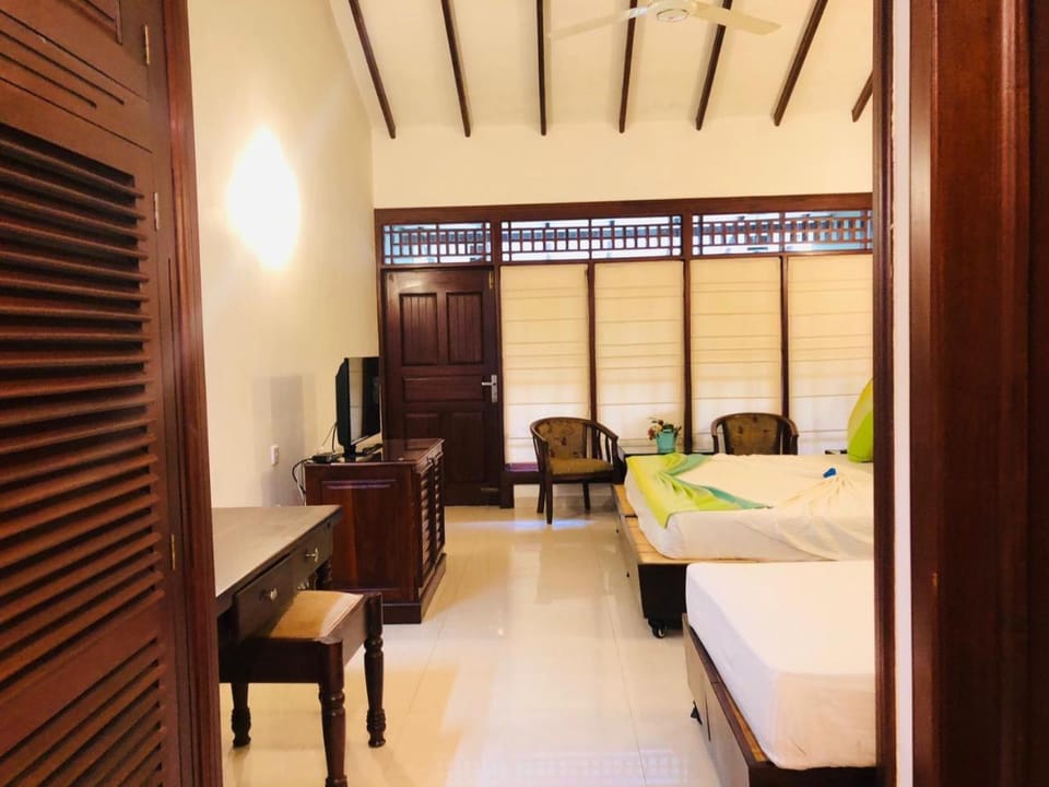 Bed, TV and multimedia, Seating area, Bedroom, wardrobe