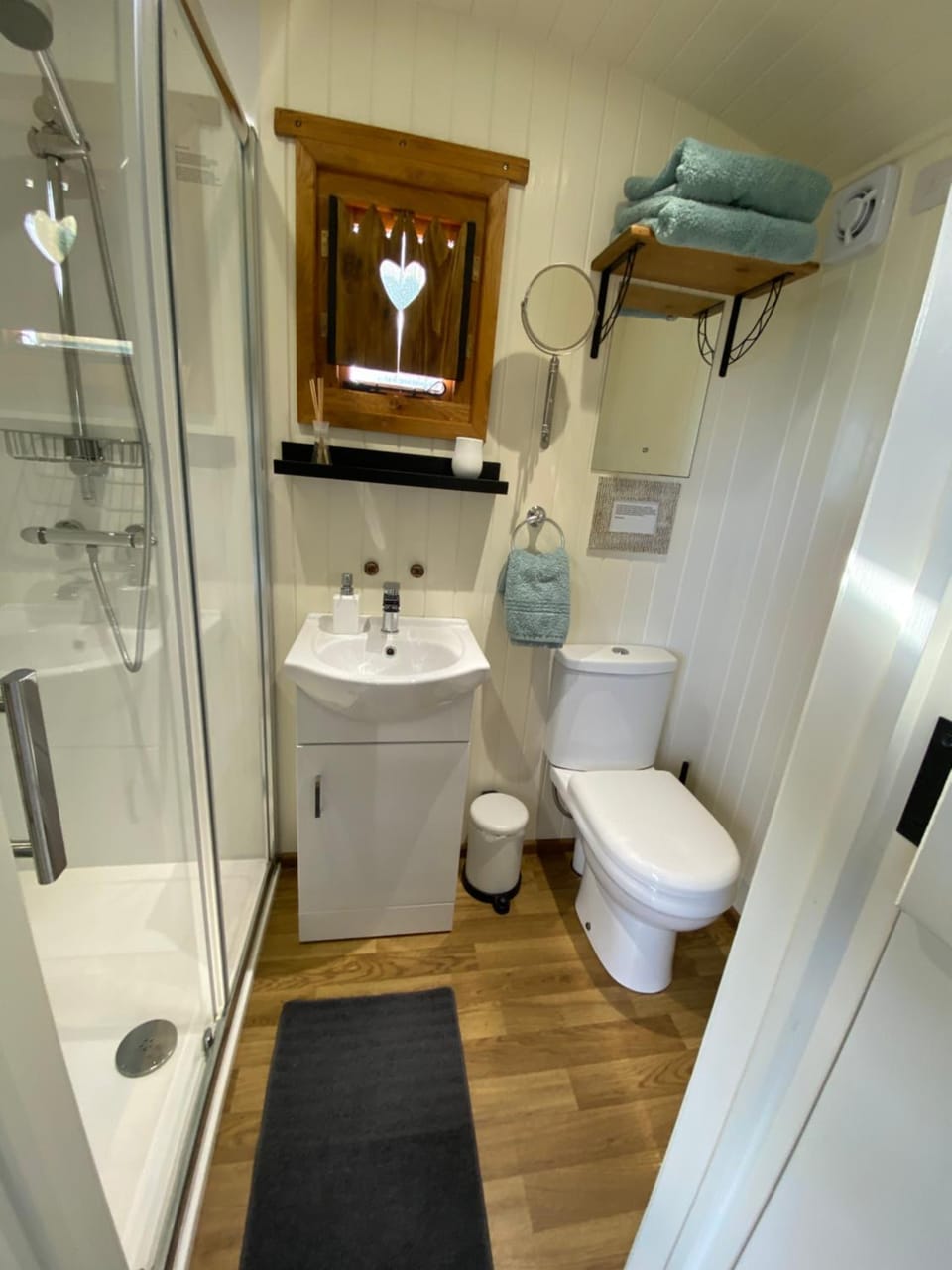 Shower, Toilet