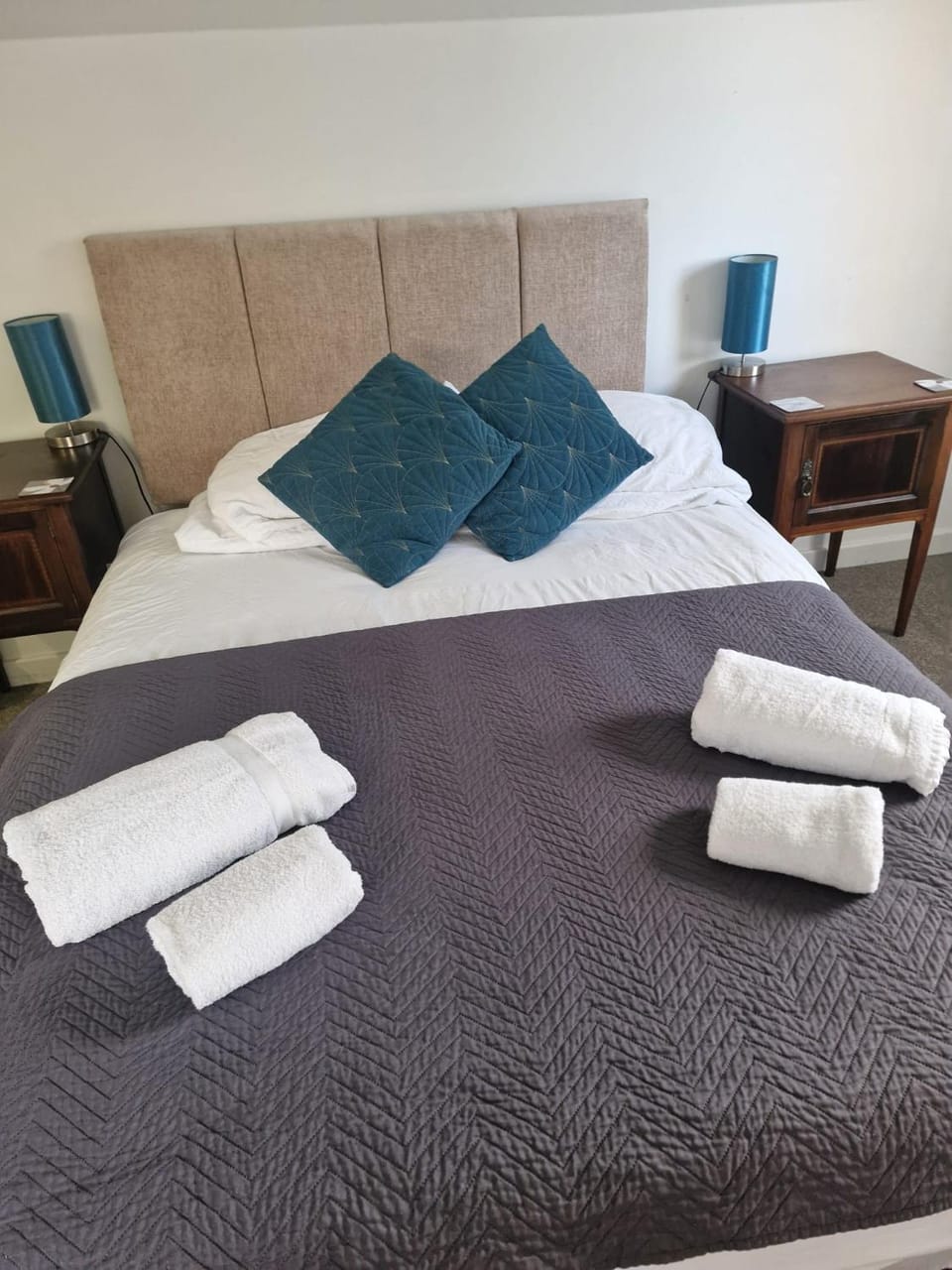 Bed, Bedroom, towels