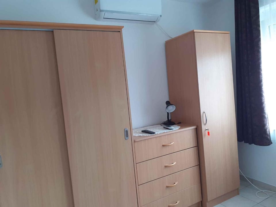 Bedroom, air conditioner