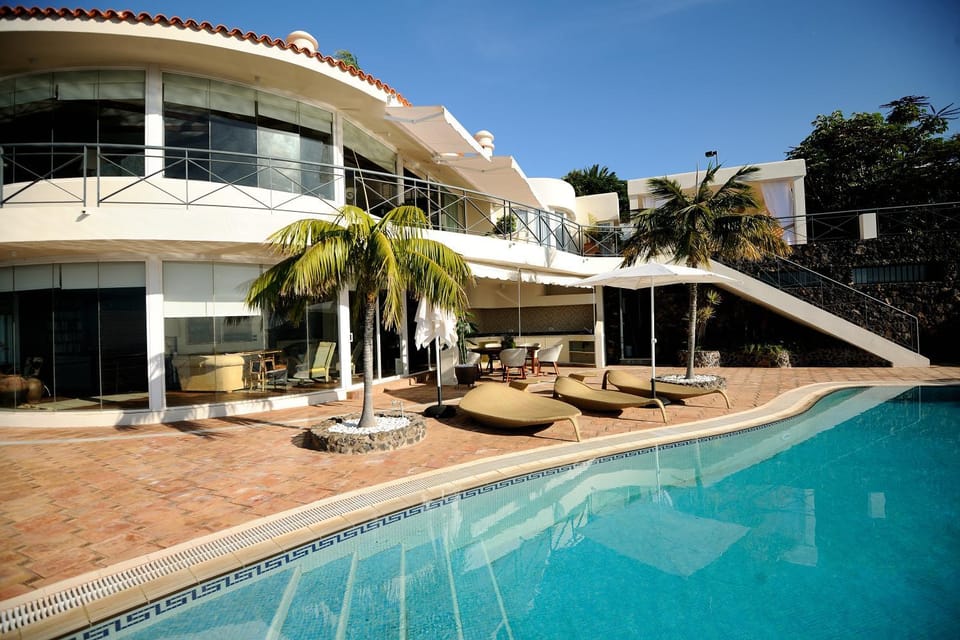 Property building, Patio, Day, BBQ facilities, Pool view, Swimming pool, sunbed